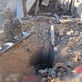 Die israelische Armee hat ein Video veröffentlicht, dass einen unterirdischen Tunnel unter dem Al-Schifa-Krankenhaus im Gazastreifen zeigen soll.