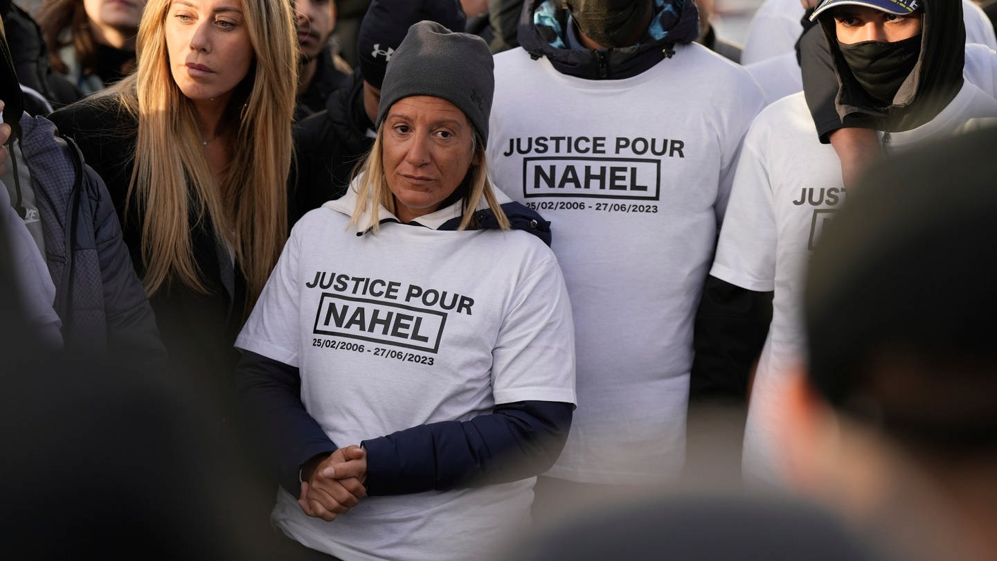 Mounia, die Mutter des verstorbenen Nahel (2.v.l) trägt ein T-Shirt mit der Aufschrift «Gerechtigkeit für Nahel», während einer Demonstration anlässlich der Freilassung des Polizisten aus der Untersuchungshaft, der den 17-Jährigen getötet hat.