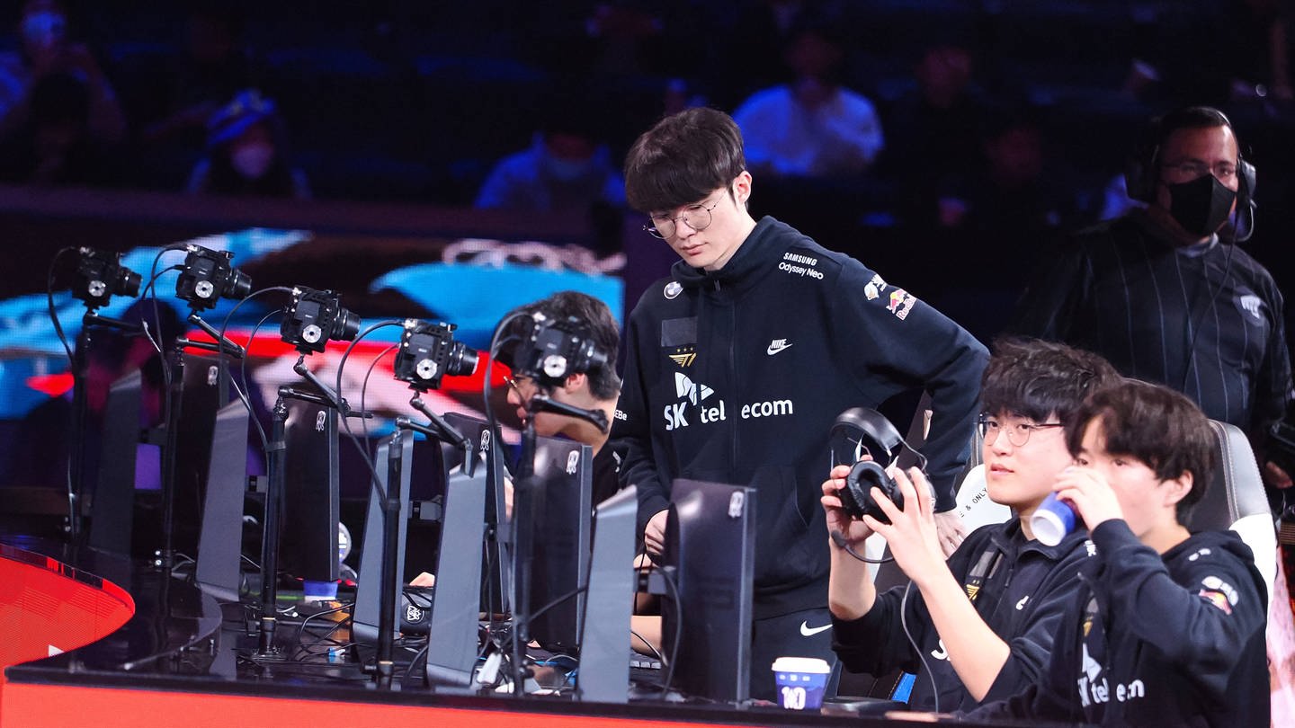 Faker vom Team T1 bei den LoL Worlds 2023 - Das Team aus Korea hat den WM-Titel geholt.