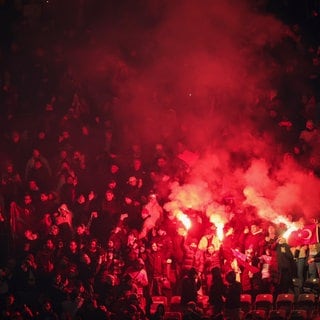 türkische Fans zünden pyrotechnik