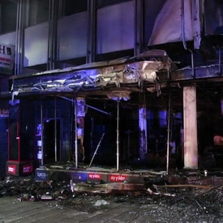 Ein Handyladen in der Wormser Innenstadt ist bei einem Feuer komplett ausgebrannt. Ein Hotel nebenan musste evakuiert werden.