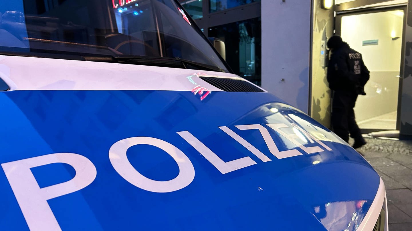 Ein Einsatzfahrzeug der Polizei steht bei einer Razzia auf der Straße. In mehreren Bundesländern wurden Objekte von Anhängern der Hamas und Samidoun durchsucht.