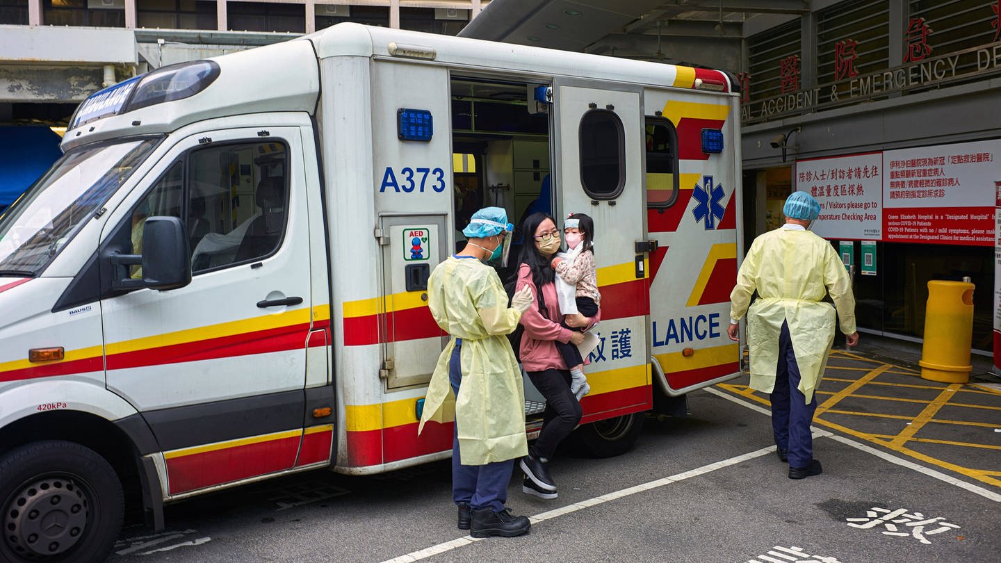 Im Norden Chinas werden viele Kinder mit einer Lungenentzündung ins Krankenhaus gebracht - hier Mutter mit Kind am Krankenwagen (Archivbild).