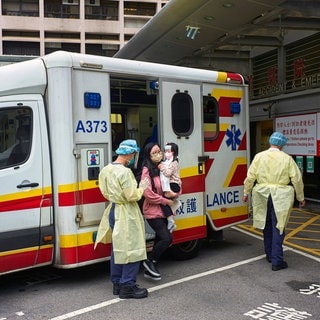 Im Norden Chinas werden viele Kinder mit einer Lungenentzündung ins Krankenhaus gebracht - hier Mutter mit Kind am Krankenwagen (Archivbild).