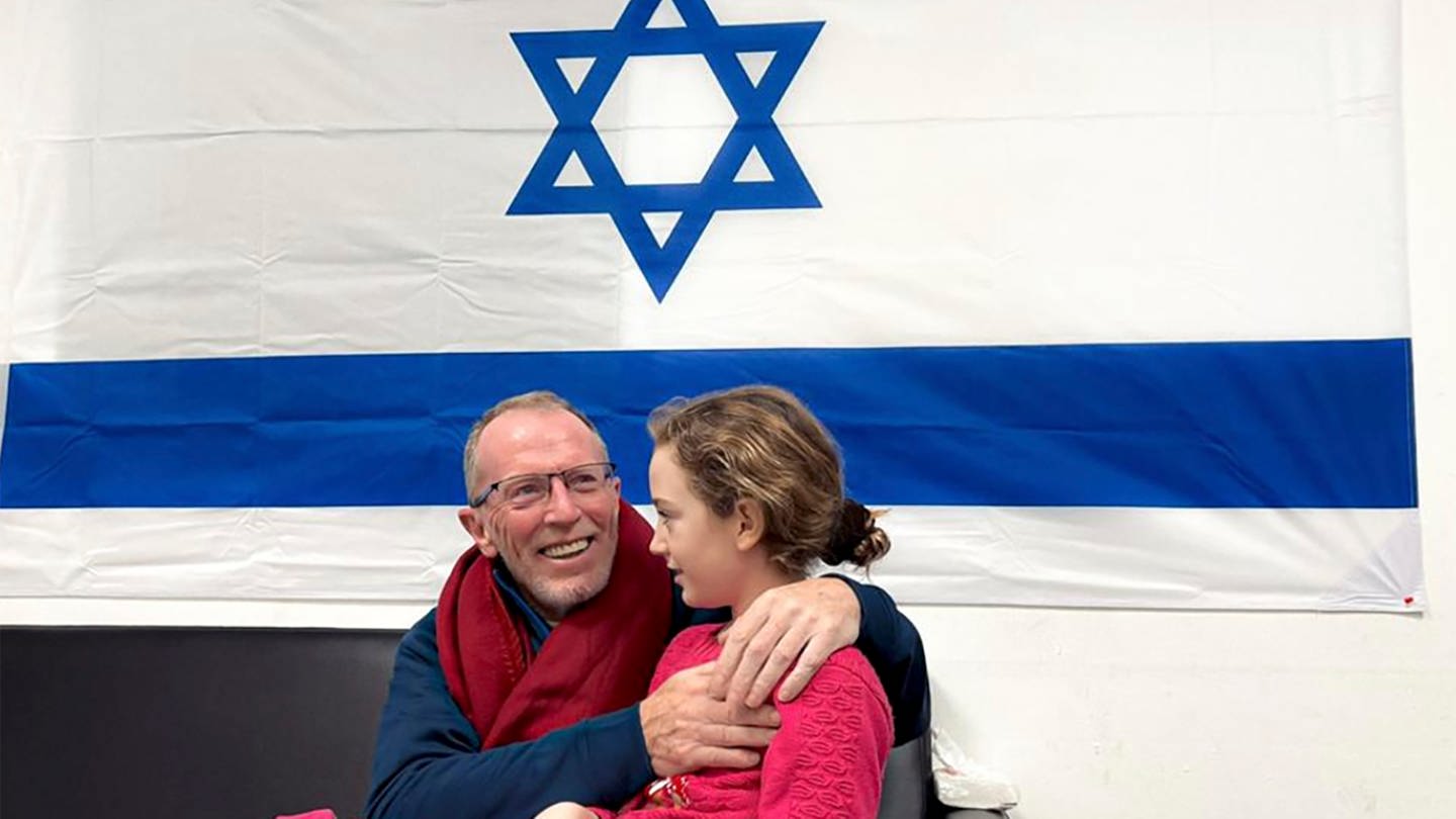 Eine von der Hamas der freigelassenen Geiseln ist die 9-jährige Emily hier mit ihrem Vater beim Wiedersehen in Israel.