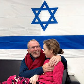 Eine von der Hamas der freigelassenen Geiseln ist die 9-jährige Emily hier mit ihrem Vater beim Wiedersehen in Israel.