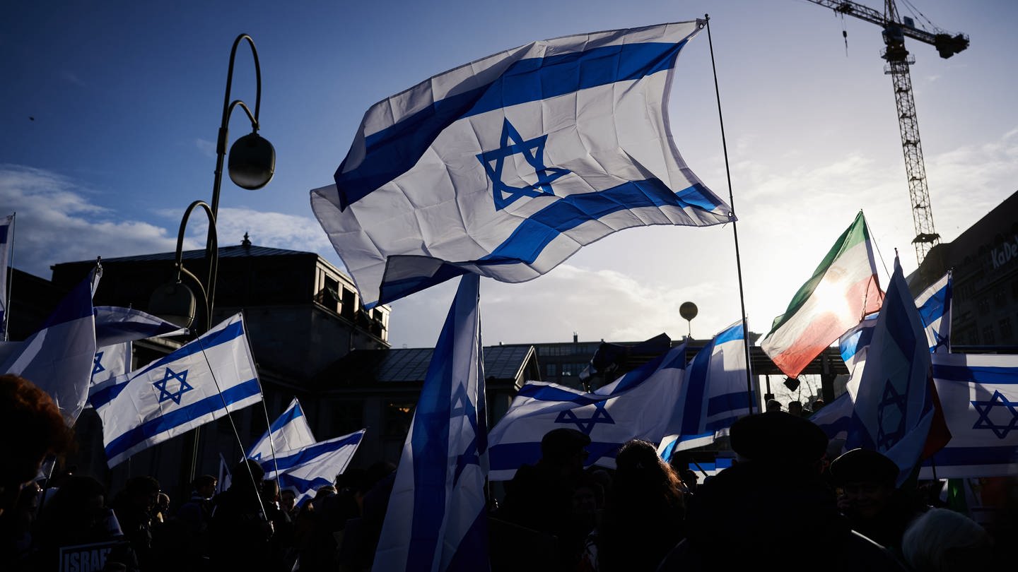 Viele Fahnen Israels sind während einer Demonstration gegen Antisemitismus in Berlin zu sehen.