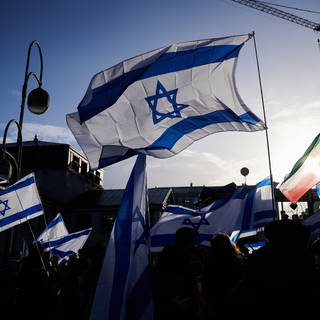 Viele Fahnen Israels sind während einer Demonstration gegen Antisemitismus in Berlin zu sehen.