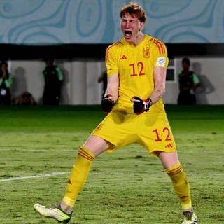 U17-Keeper Konstantin Heide jubelt über den Einzug ins WM-Finale in Indonesien