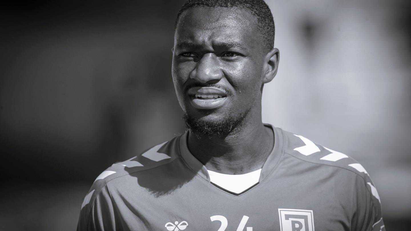 Agyemang Diawusie im Trikot von Jahn Regensburg