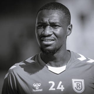 Agyemang Diawusie im Trikot von Jahn Regensburg