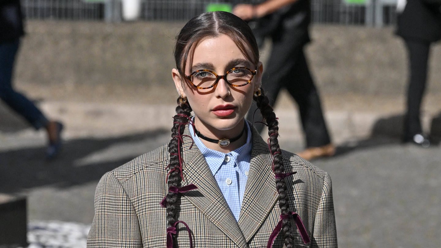 PFW Miu Miu Arrivals Emma Chamberlain attending the Miu Miu SS 24 show during Paris Fashion Week on October 3, 2023 in Paris, France.