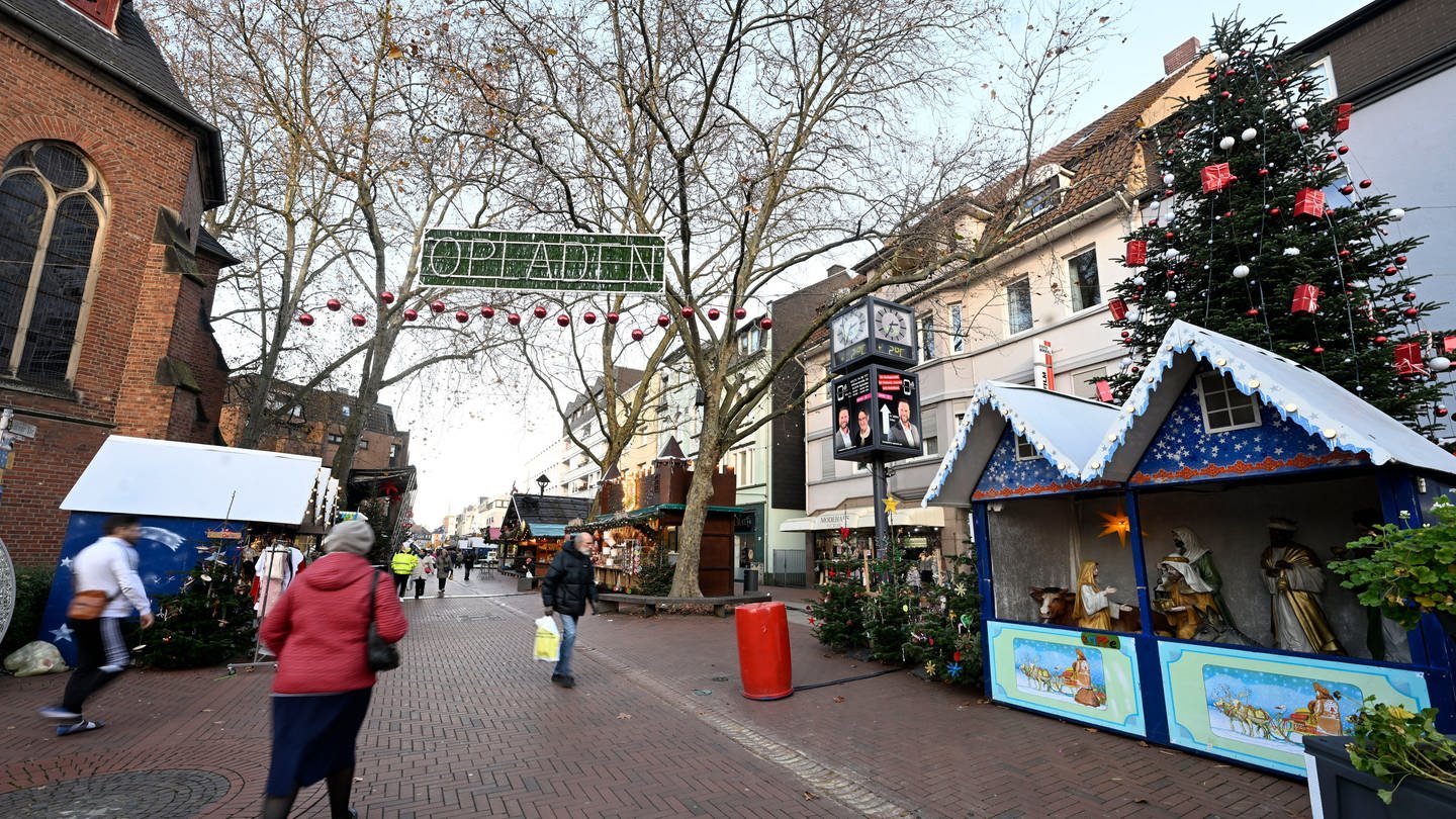 Buden auf dem Weihnachtsmarkt: Zwei Jugendliche sollen einen islamistischen Anschlag auf den Weihnachtsmarkt in Leverkusen geplant haben.