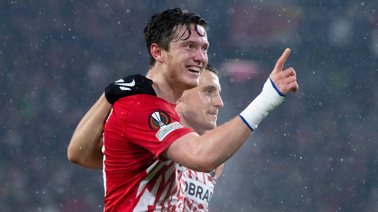 Der SC Freiburg bleibt in der Europa League: Michael Gregoritsch hat mit drei Treffen großen Anteil am Sieg gegen Piräus.