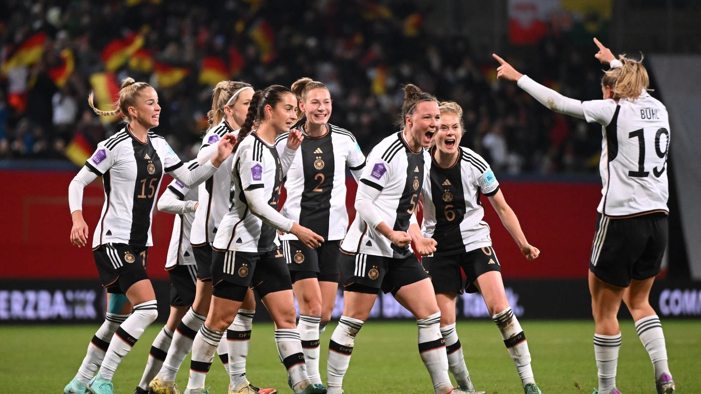 Fußballerin Marina Hegering jubelt mit ihren Kameradinnen der deutschen Nationalmannschaft