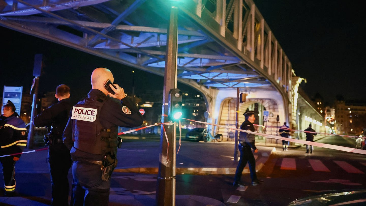 Polizisten stehen am Tatort nach einem Messerangriff in der Nähe des Pariser Eiffelturms