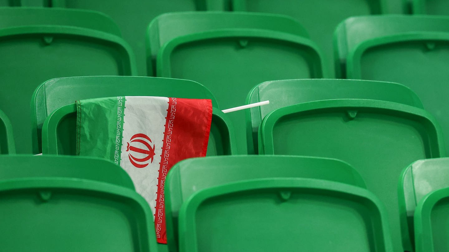 Fußball, WM 2022 in Katar, Iran - USA, Vorrunde, Gruppe B, Spieltag 3 im Al-Thumama Stadion in Doha, Eine iranische Flagge hängt nach dem Spiel über einer Lehne auf der Tribüne.