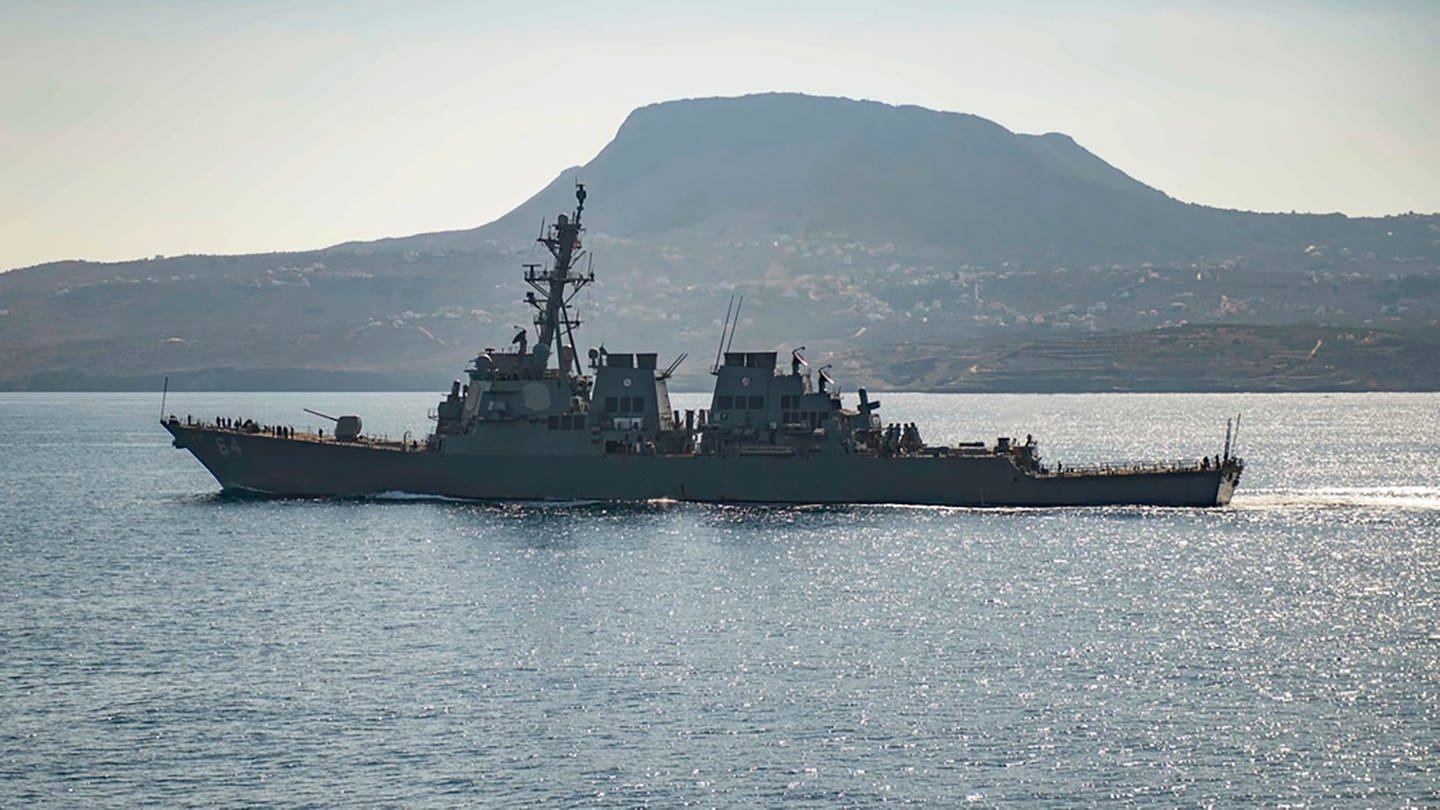 Der Lenkwaffenzerstörer «USS Carney» fährt in der Bucht von Souda. Das amerikanische Kriegsschiff und mehrere Handelsschiffe wurden laut Pentagon im Roten Meer angegriffen,