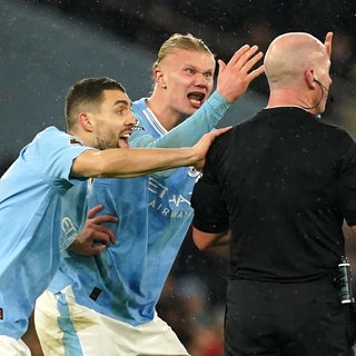 Erling Haaland von Manchester City regt sich über den Schiedsrichter auf 