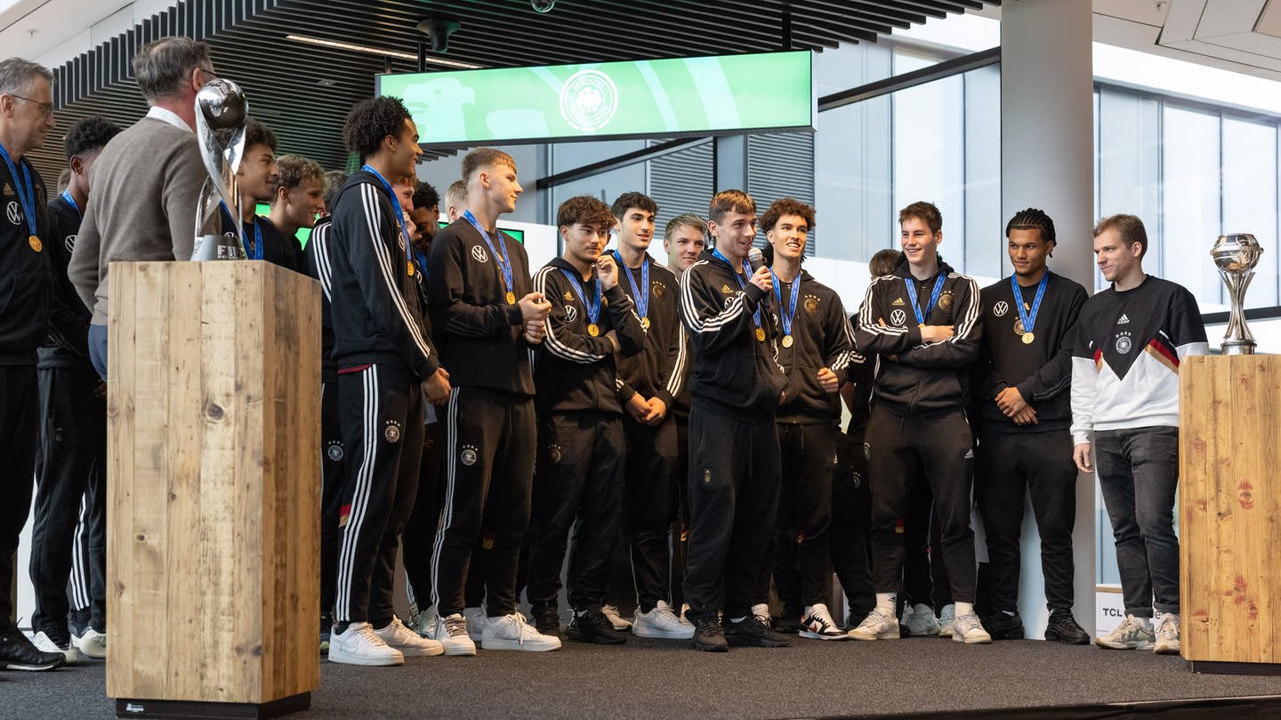 Die U17-Nationalmannschaft beim Empfang auf dem DFB-Campus in Frankfurt nach dem Gewinn der Weltmeisterschaft in Indonesien.