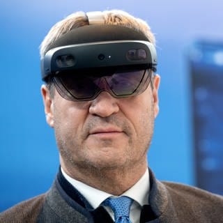 Markus Söder führt ein Hologramm-Telefonat bei einer Telefónica-Veranstaltung.