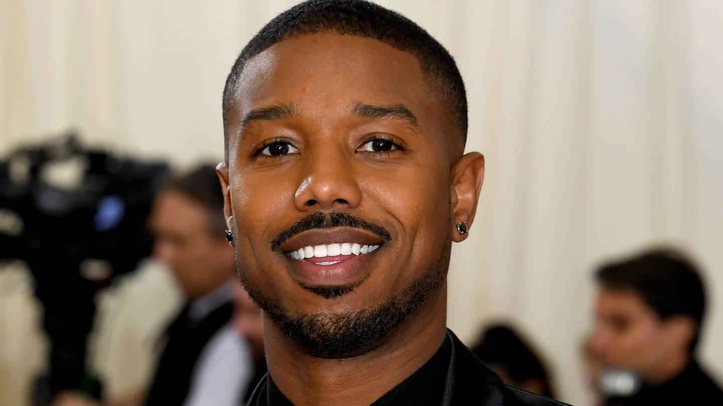 Michael B. Jordan kommt zu einer Benefizveranstaltung des Metropolitan Museum of Art Costume Institute.