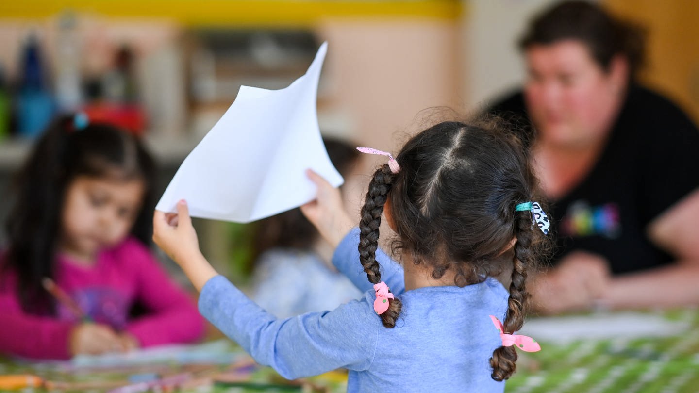 Kinder werden während in einer Einrichtung für sozial benachteiligte Kinder betreut. UNICEF hat berichtet, dass die Kinderarmut in Deutschland weiter hoch ist.