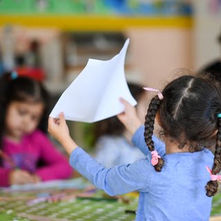 Kinder werden während in einer Einrichtung für sozial benachteiligte Kinder betreut. UNICEF hat berichtet, dass die Kinderarmut in Deutschland weiter hoch ist.