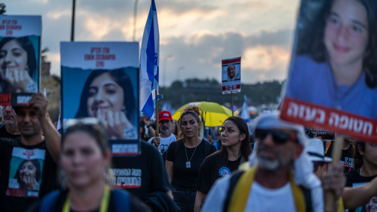 Angehörige und Freunde der israelischen Geiseln, die von der Hamas festgehalten werden, nehmen an einem 