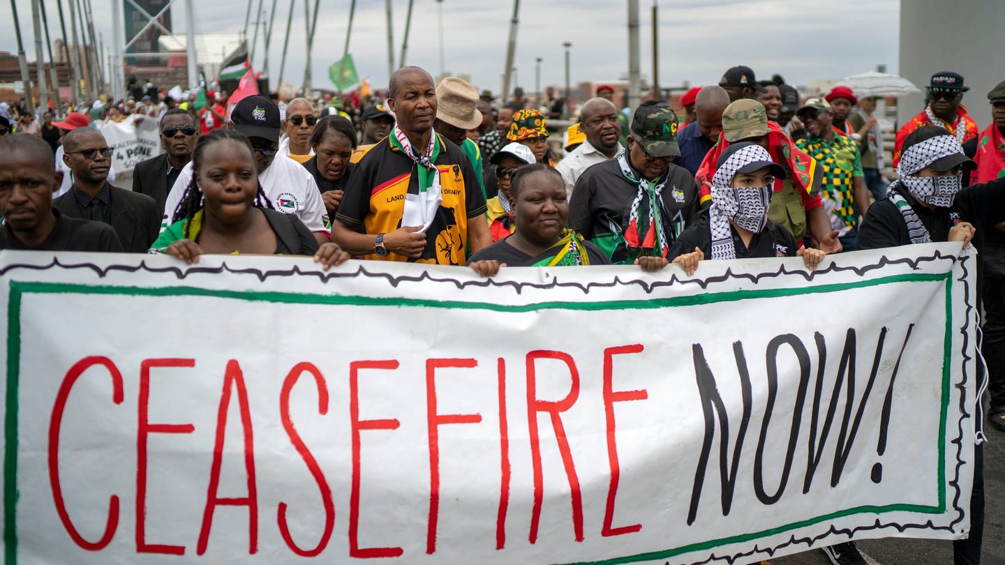 Pro-palästinensische Demonstranten marschieren über die Mandela-Brücke in der Innenstadt und hatlen ein Banner auf dem «CEASEFIRE NOW!» (Waffenstillstand jetzt!) geschrieben steht. Hunderte von Demonstranten protestierten gegen das israelische Vorgehen im Gazastreifen und forderten einen dauerhaften Waffenstillstand.