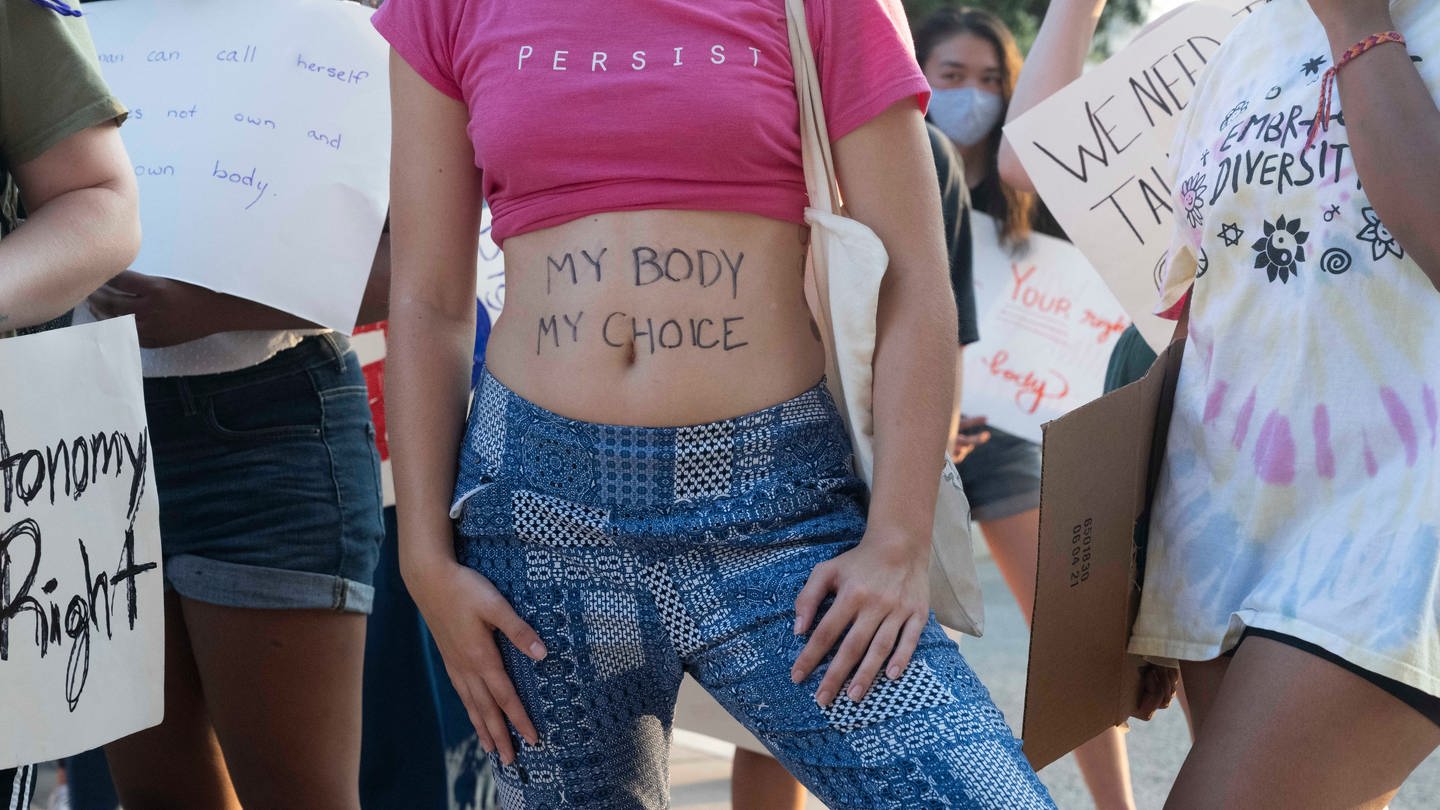 Eine Frau trägt im Rahmen eines Protetst vor dem texanischen Kapitol, die Aufschrift «My Body, My Choice» (Mein Körper, Meine Wahl) auf dem Bauch.