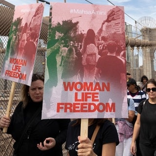 USA: Menschen protestieren für Frauen- und Menschenrechte im Iran nach dem Tod von Jina Mahsa Amini