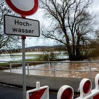 Nach Regen und Schneeschmelze erreicht das Hochwasser erste Straßen und Wohnbebauungen. 