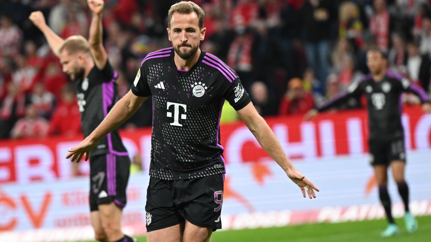 Harry Kane jubelt nach einem Tor in der Bundesliga. Der Bayern-Stürmer führt das Ranking von Google bei der Personensuche 2023 an.