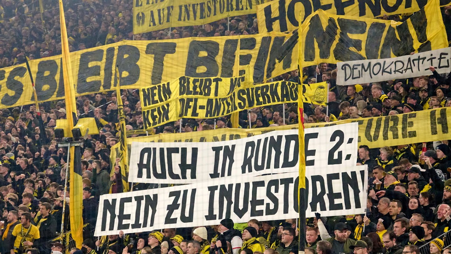Dortmunds Fans zeigen Transparente gegen Investoren in der DFL. Auch am Wochenende soll es Proteste geben.