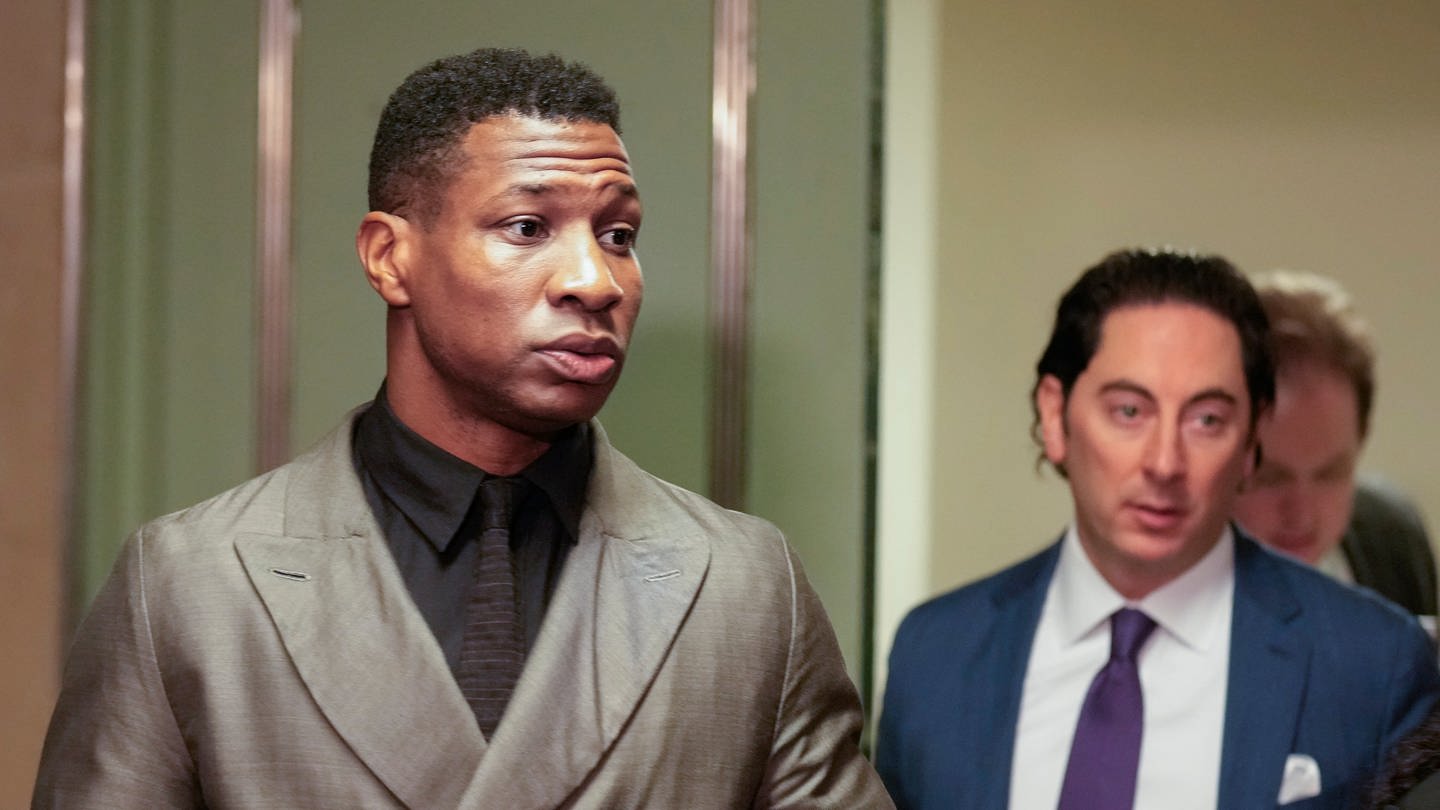 Jonathan Majors (l) betritt einen Gerichtssaal im Strafgericht von Manhattan in New York