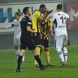 Der Präsident von Istanbulspor, Ecmel Faik Sarialioglu, stürmte aus Frust über eine Schiedsrichterentscheidung auf das Spielfeld und befahl der Mannschaft von Istanbulspor, das Spiel abzubrechen und sich in die Umkleidekabine zu begeben.