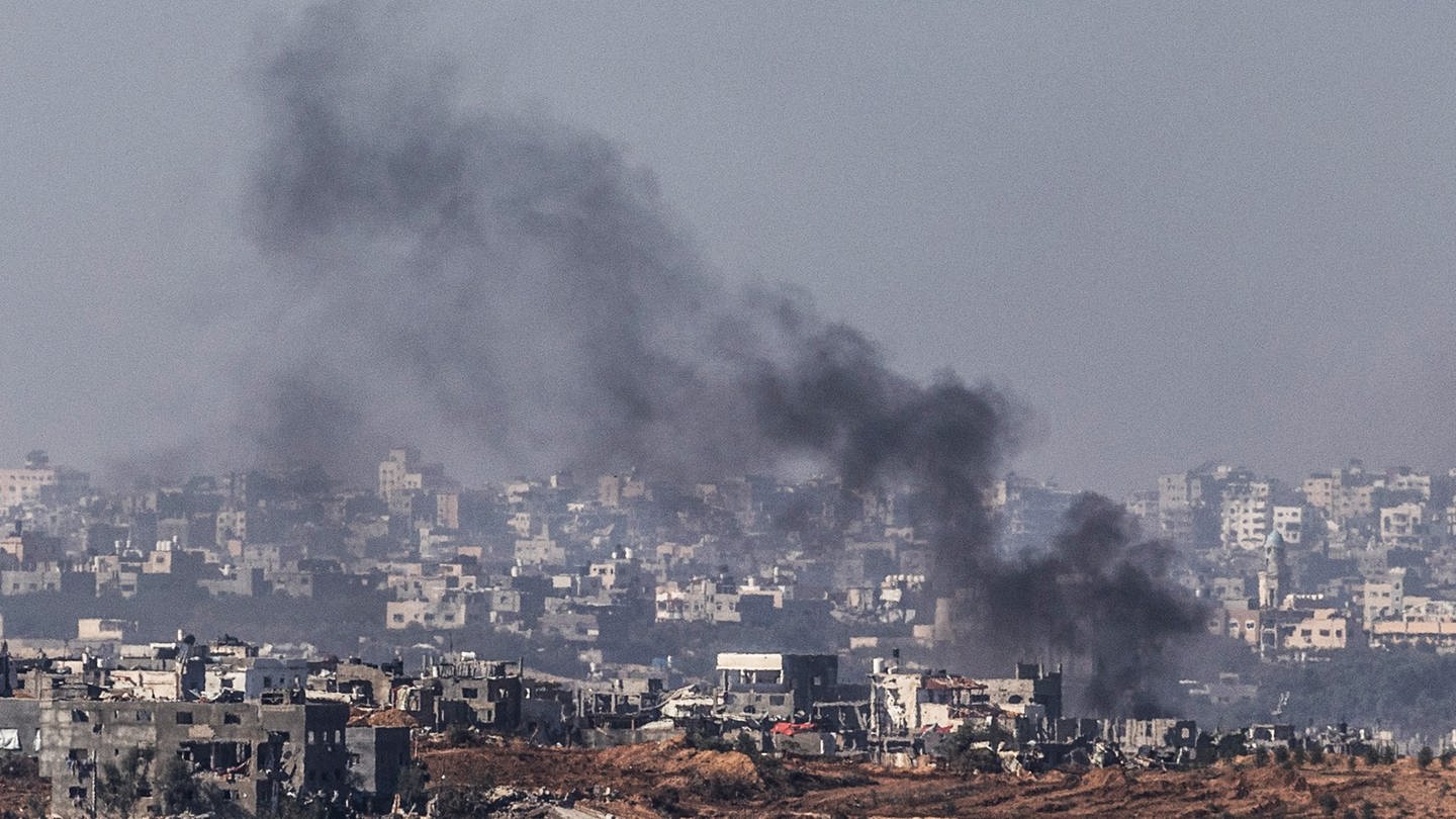 Rauch steigt am Ende einer siebentägigen Waffenruhe nach einem israelischen Luftangriff im Gazastreifen auf, vom Süden Israels aus gesehen.