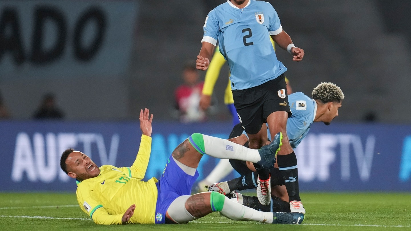 Brasiliens Neymar (l) stürzt im Zweikampf zu Boden.