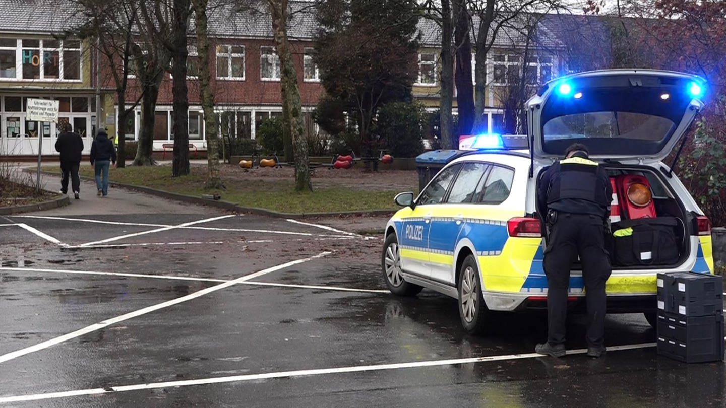 Ein Polizeiauto steht vor dem Schulgebäude. Vor den Augen ihrer Mitschüler hat eine Jugendliche am Donnerstagmorgen ein anderes Mädchen in einer Grund- und Hauptschule im Ortsteil Lüdingworth mit einem Messer schwer verletzt
