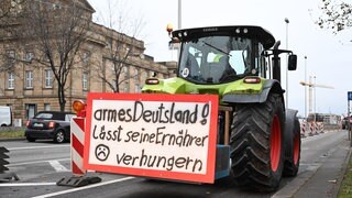 Landwirte demonstrieren mit ihren Traktoren in der Stuttgarter Innenstadt vor dem Opernhaus gegen die Agrarpolitik der Bundesregierung. Veranstalter ist der Verein «Land schafft Verbindung Baden-Württemberg e.V.».