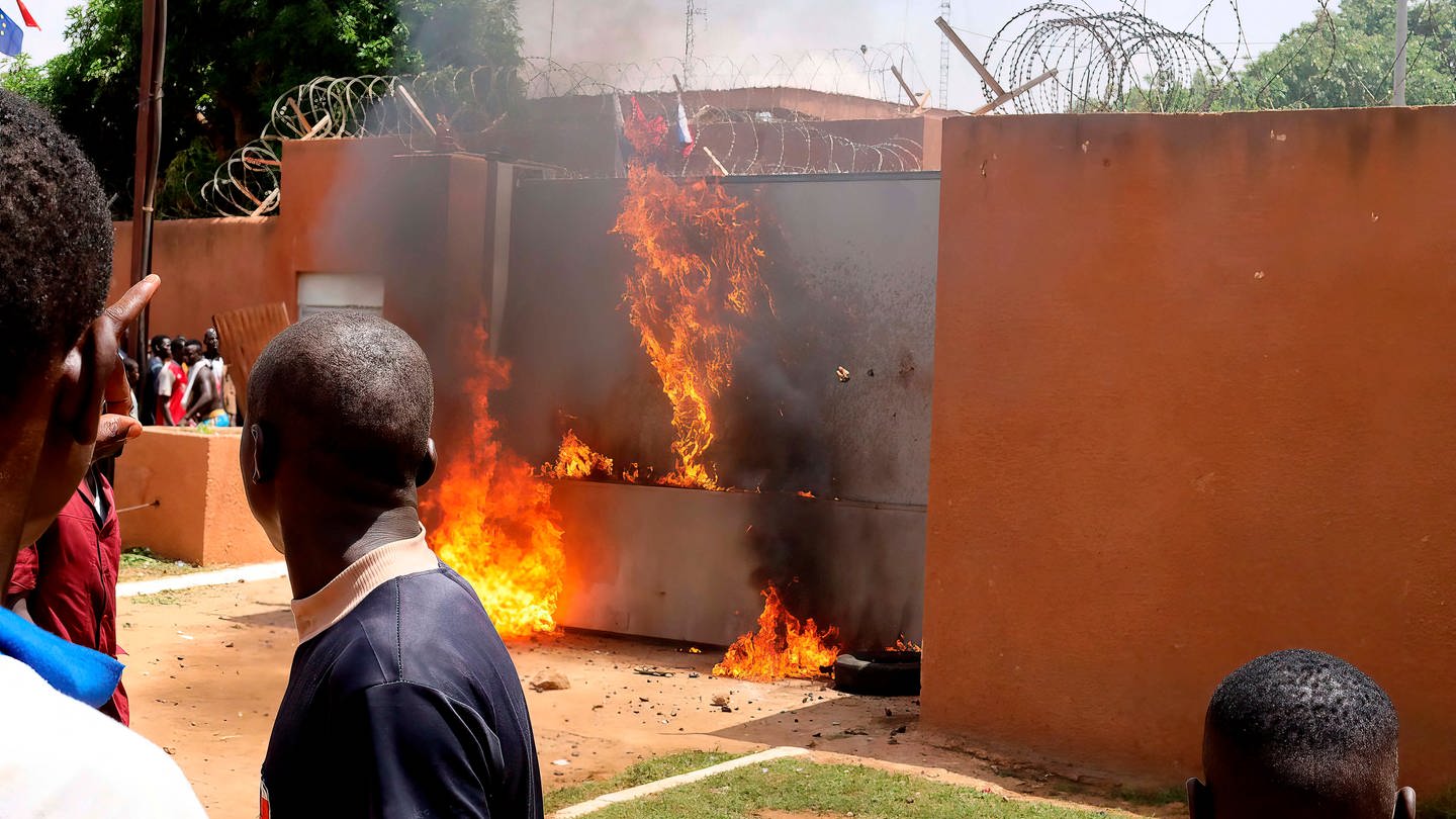 Die französische Botschaft in Niger. Beim Militärputsch durch Demonstranten in Brand gesetzt.