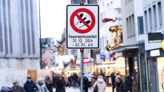 Mehr als die Hälfte der Deutschen sind dafür, dass das Böllern an Silvester verboten wird.