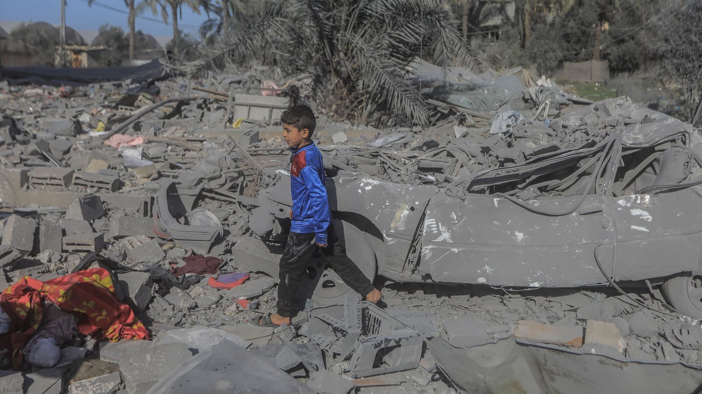 Ein palästinensisches Kind inspiziert die Trümmer zerstörter Gebäude nach einem israelischem Bombardement.