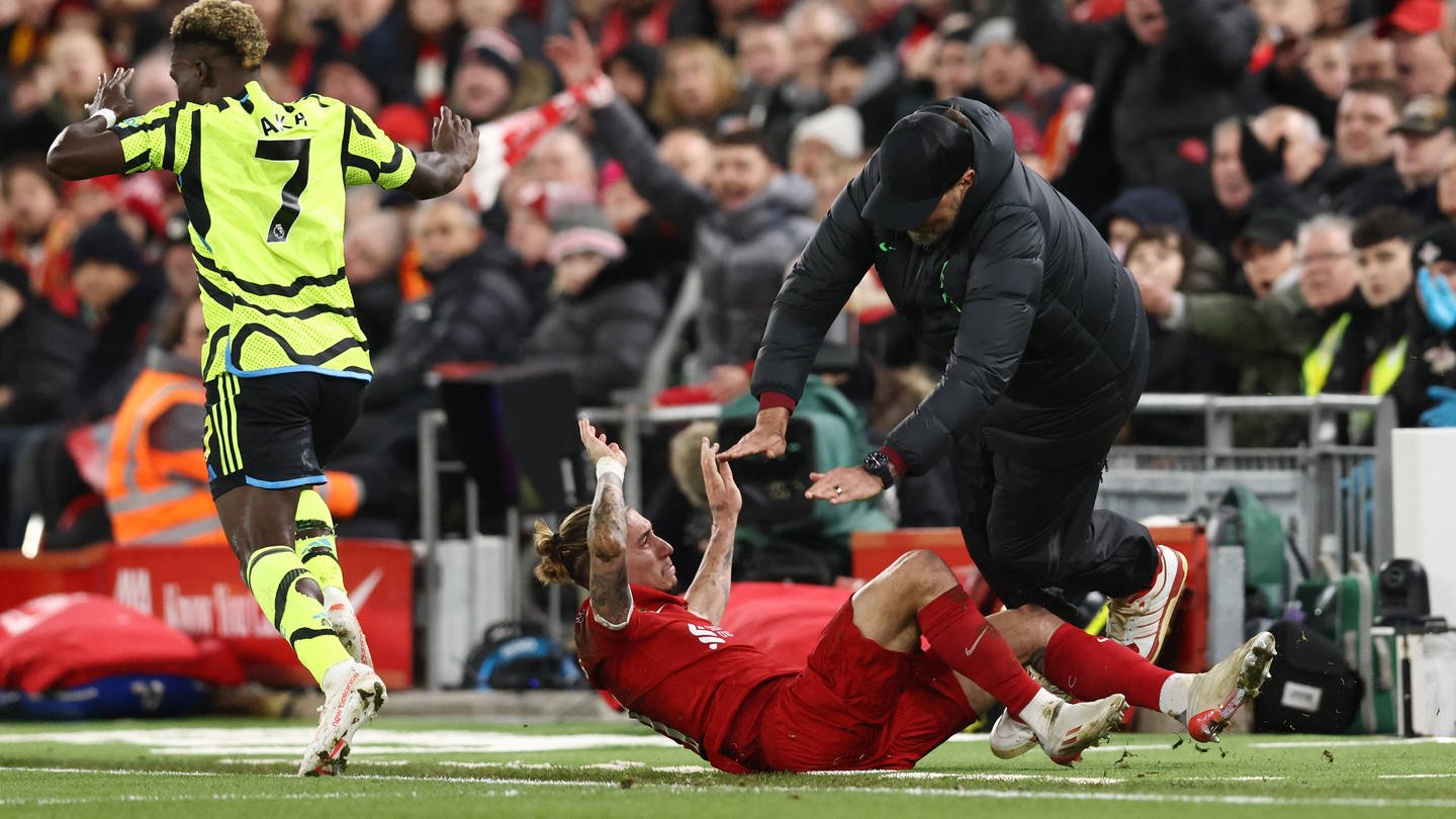 Konstantinos Tsimikas und Jürgen Klopp vom FC Liverpool krachen gegeneinander