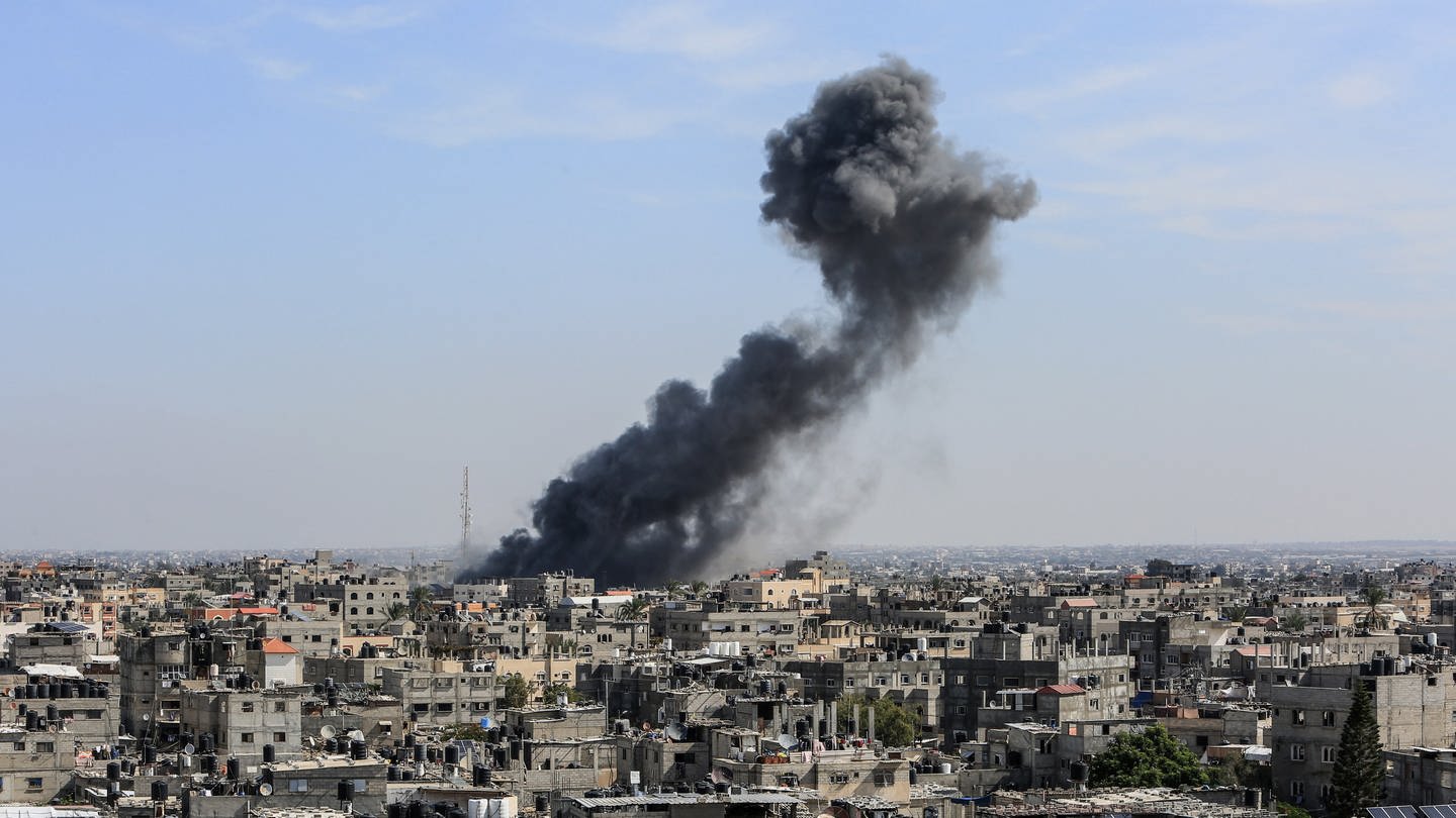 Auf dem Bild ist eine große Rauchwolke über Rafah im Gazastreifen zu sehen. (Archiv)