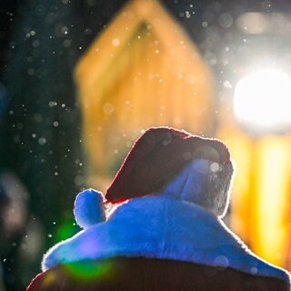 Ein Weihnachtsmann auf dem Weihnachtsmarkt.