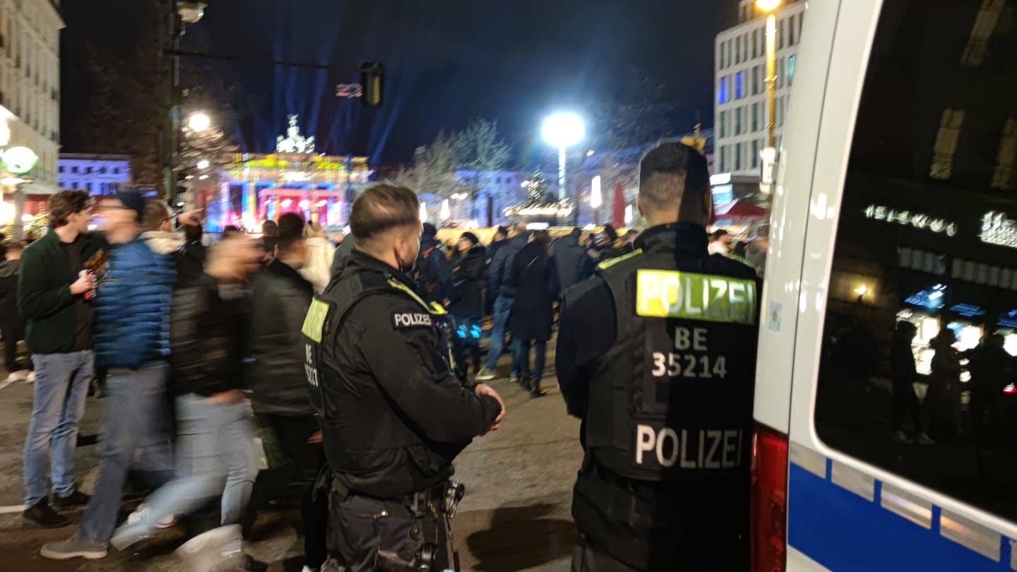 Polizei steht an Silvester 2022 vor dem Brandenburger Tor