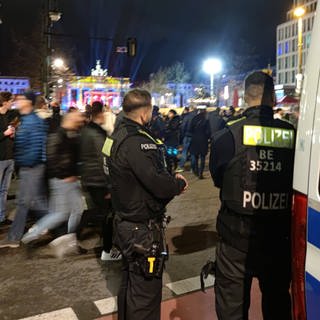 Polizei steht an Silvester 2022 vor dem Brandenburger Tor