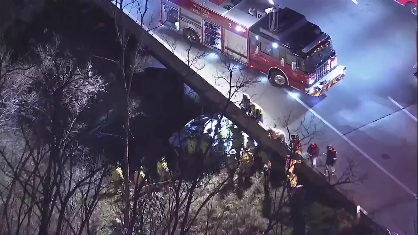 In Portage im US-Bundesstaat Indiana wurde ein Lkw-Fahrer befreit. Er steckte sechs Tage lang unter einer Brücke fest.